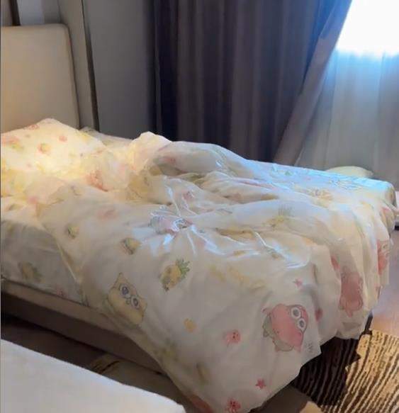 男子住酒店自带全套一次性用品引热议,连水龙头、卫生间把手都贴上膜,店方回应