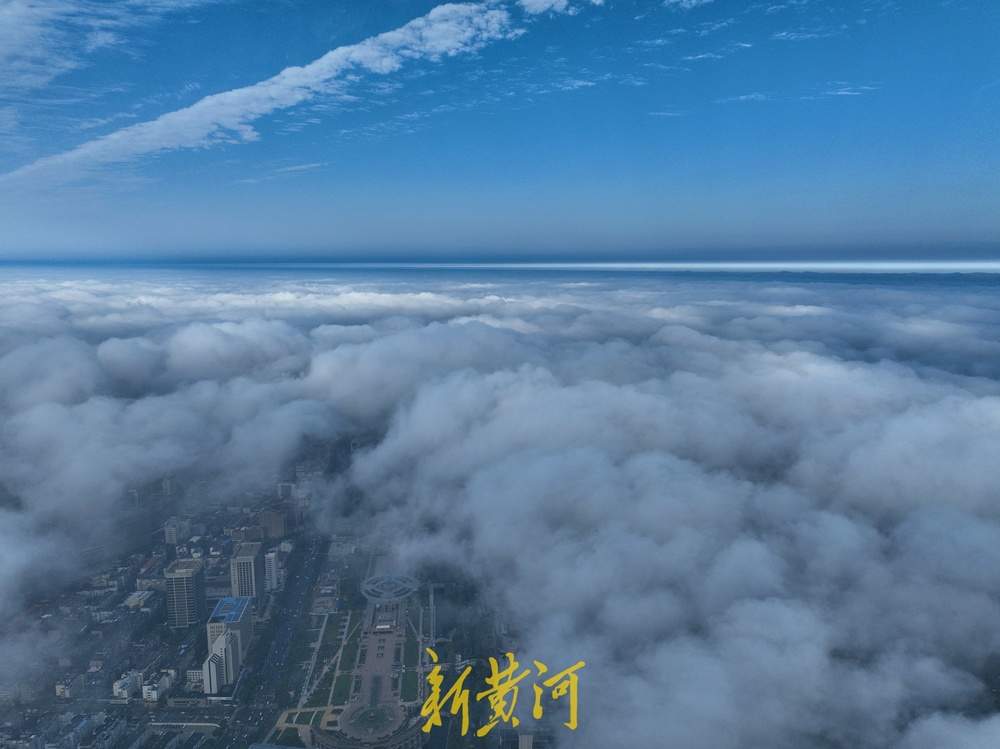 秋日泉城现平流雾景观，云雾缭绕美如画