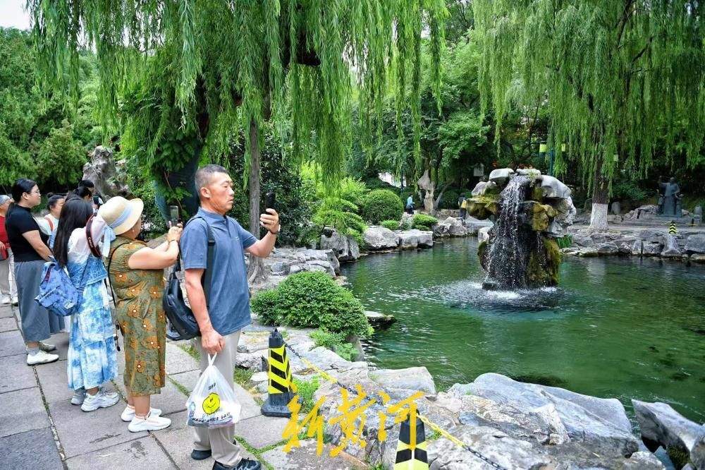 端午假期遇夏至，月牙飞瀑迎客来