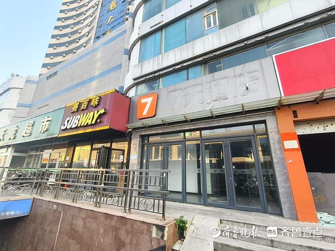 济南天龙大厦拆迁进展:底商陆续搬离,部分商铺店面已开始拆除