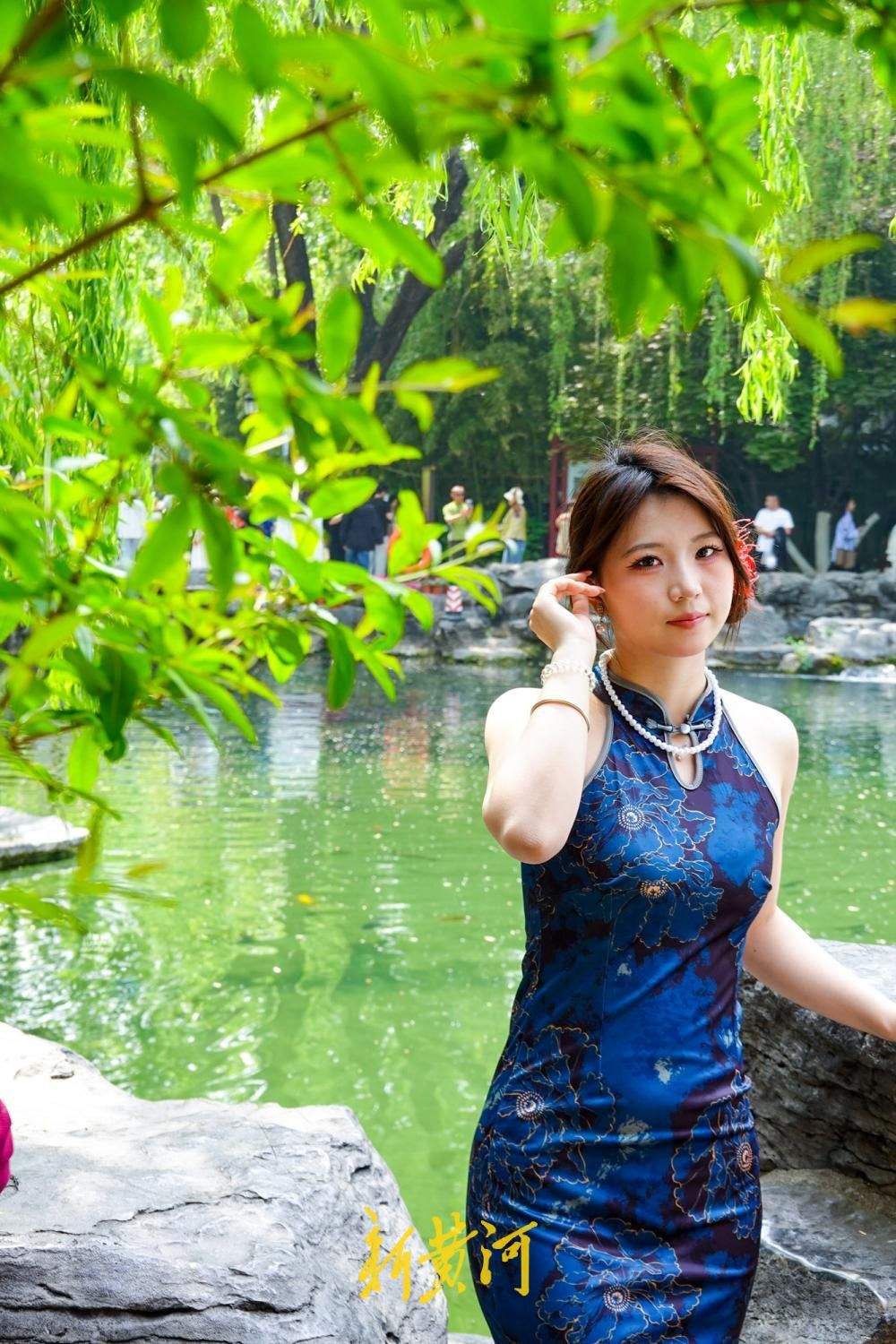 旗袍映泉韵，趵突泉畔掀起国风打卡热