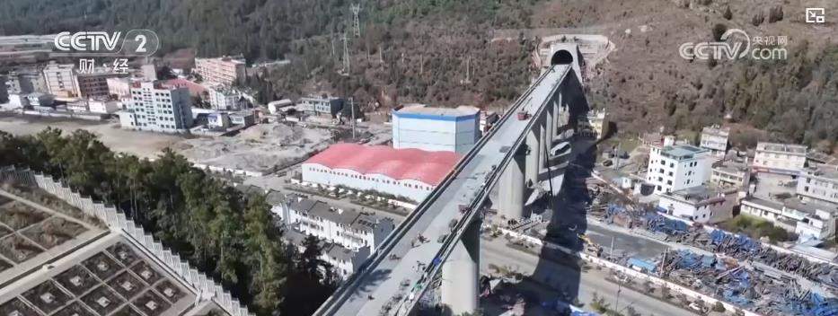 我国时速350公里高铁最长隧道贯通 渝昆行车时间将压至2.5小时