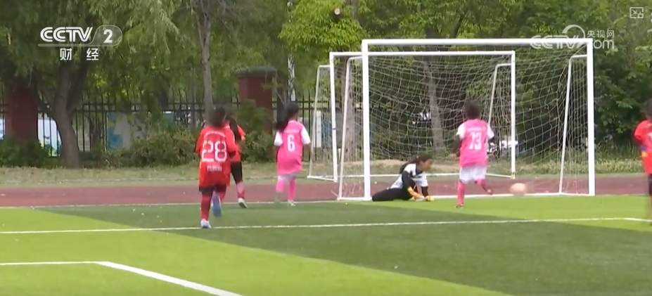 “大礼包”惠民跟着比赛去打卡 “苏超”走红燃动文创体育用品消费“热”力