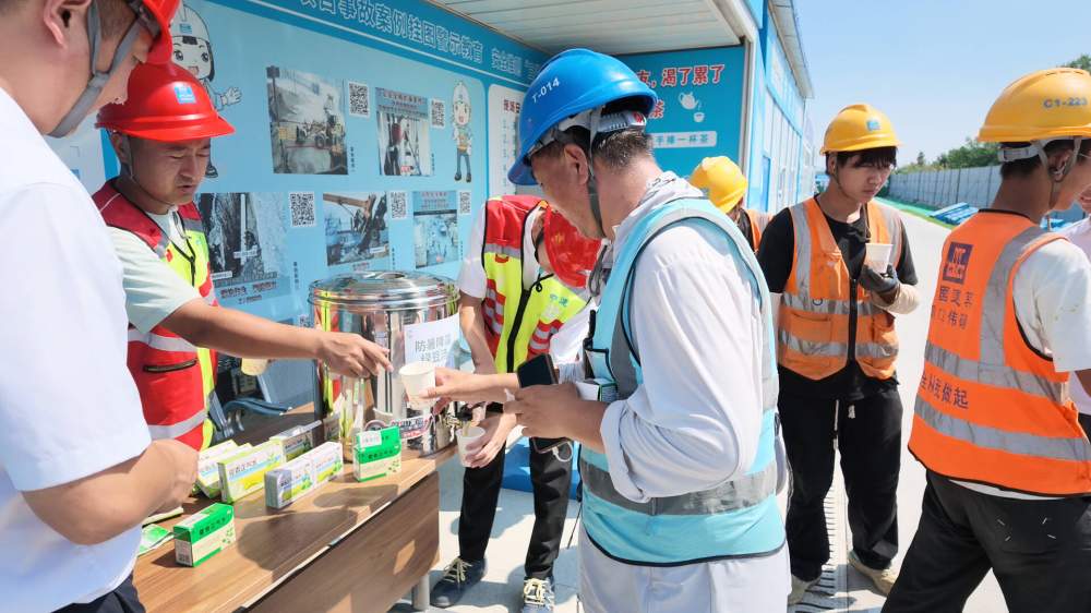 济南高新东区全民健身中心主体结构封顶