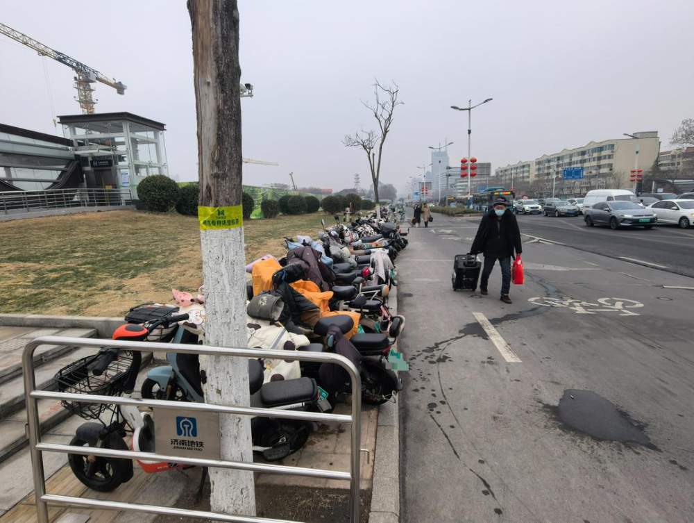 电动自行车“围困”地铁站！济南该如何治理这种乱停现象