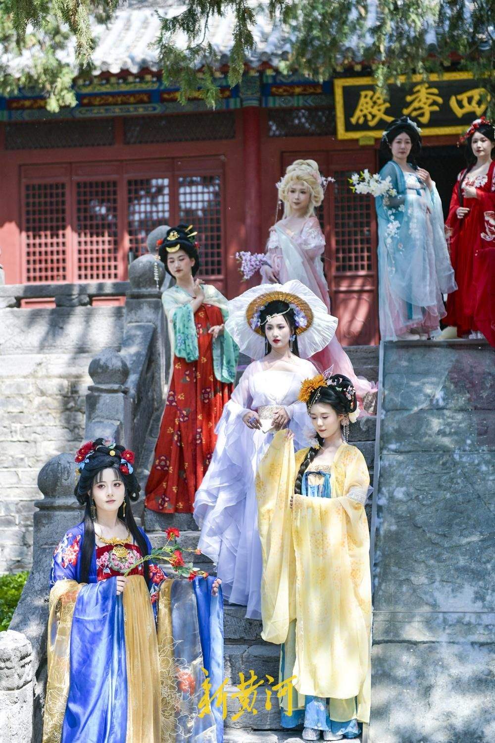 济南：三月三以花为媒 汉服巡游“上春山”