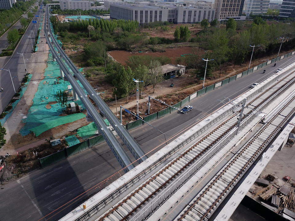 济南轨道交通8号线山东职业学院站站房建成，与云巴“无缝衔接”