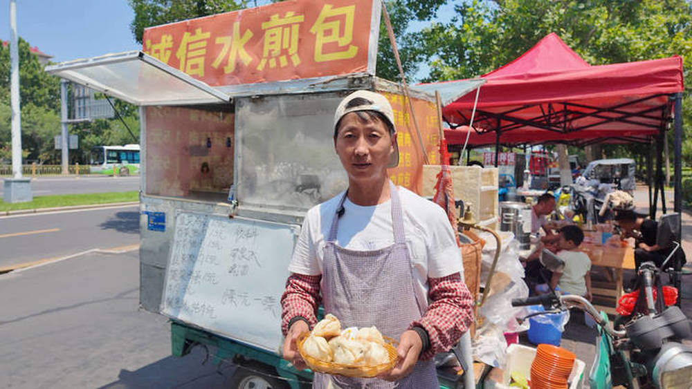 “这把伞不大，但足以让人往前走”：一个凉皮摊背后的邻里温情