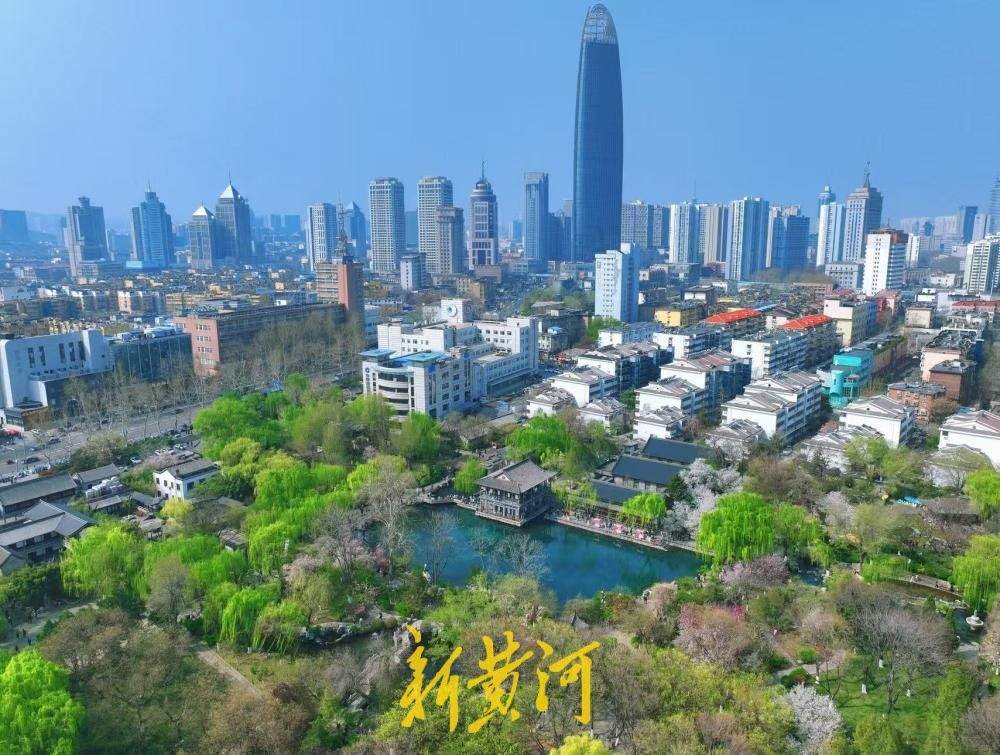 一年四季 泉在济南丨如翡翠镶嵌在绿地中，五龙潭公园春日盛景醉人