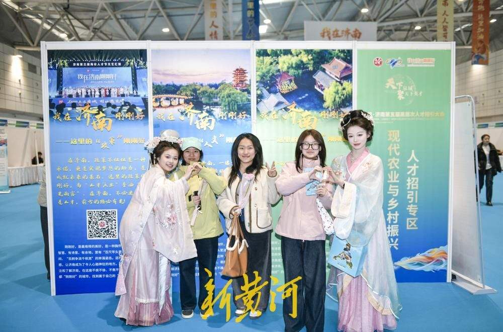十二“花神”空降招引大会，汉服少女与求职者对诗互动