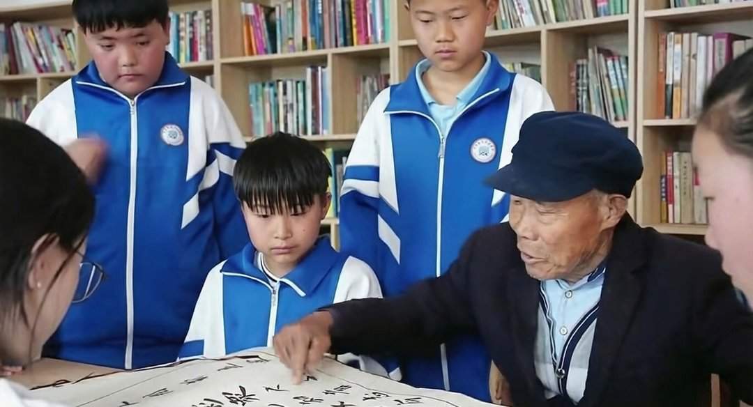 只上过半个月小学，他用一生在村里建起一座免费图书馆