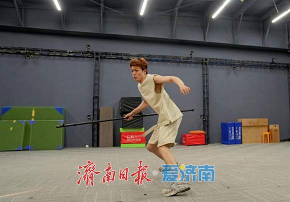 融媒·深调查丨微短剧全链揭秘：从素人演员到投流变现，谁在支撑竖屏经济学？