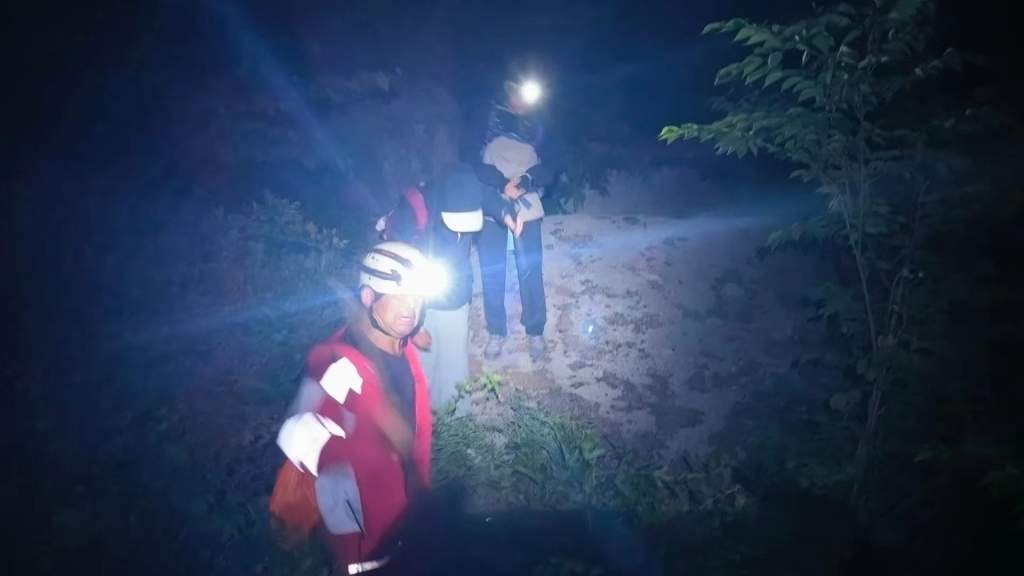 又一起!跟着户外软件走野路,俩大学生爬崂山被困,救援队连夜施救