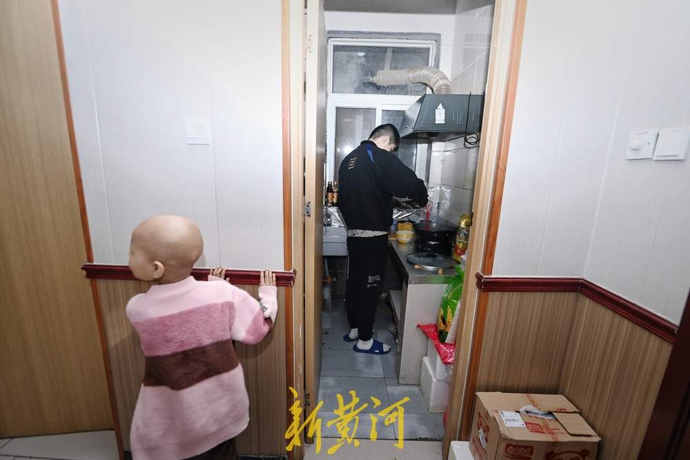 看着视频一点点学做饭，16岁哥哥带6岁妹妹在济抗癌