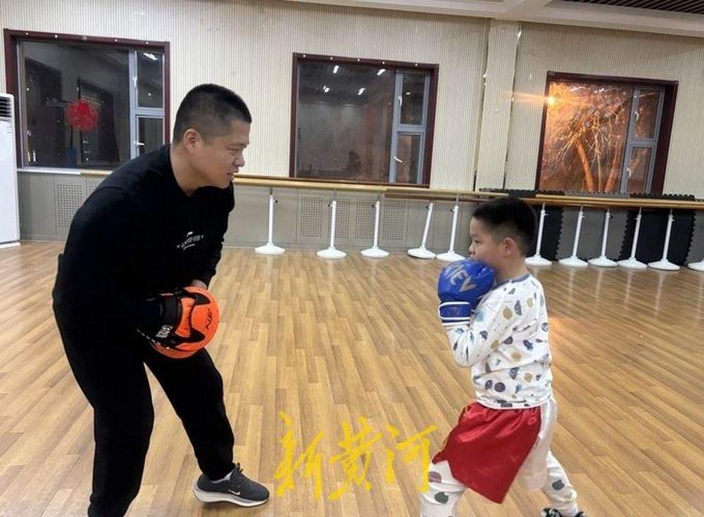 全国亚军“变身”社区教头 这对夫妻组成社区公益“最佳拍档”