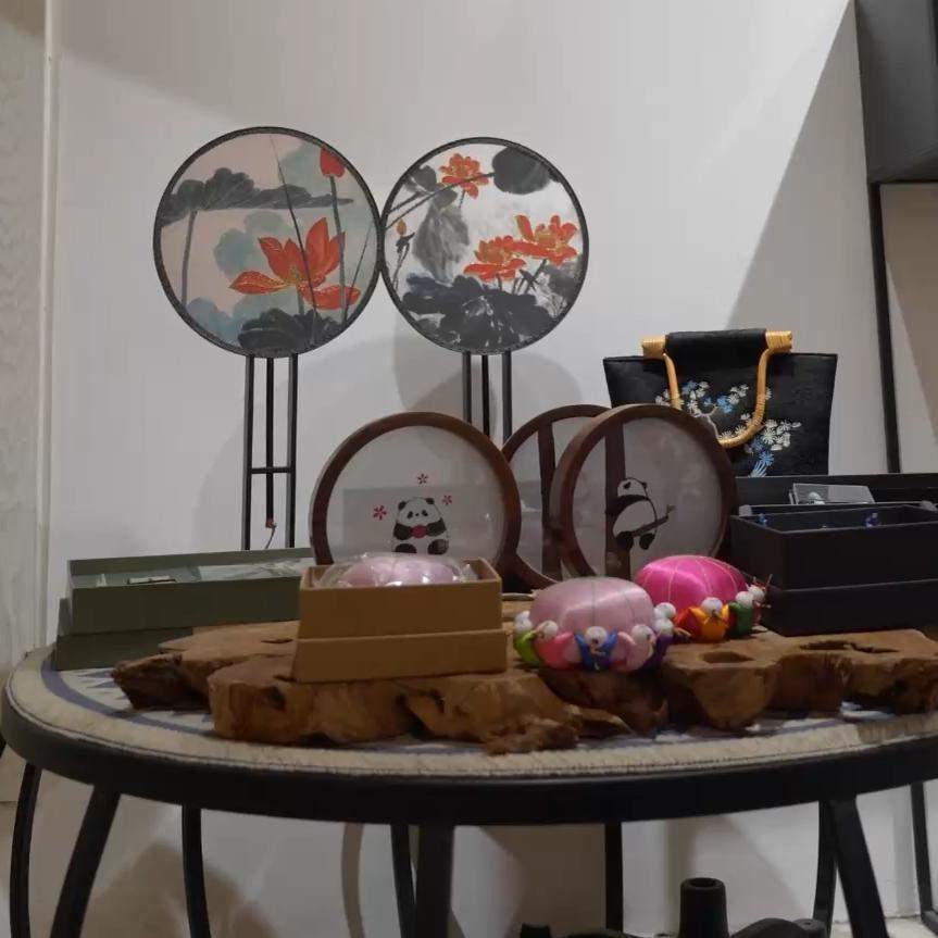 新春走基层·忙年｜走进非遗工坊，这里的年味忙“上新”