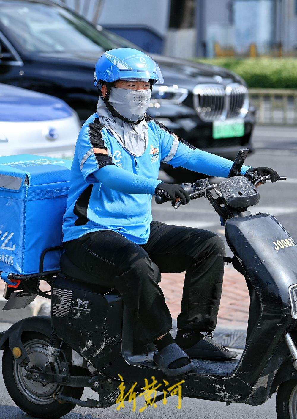 泉城持续高温，市民防晒出行“全副武装”