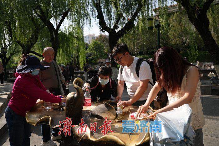 一年四季 泉在济南丨济南迎来高温天气 市民游客泉畔觅清凉