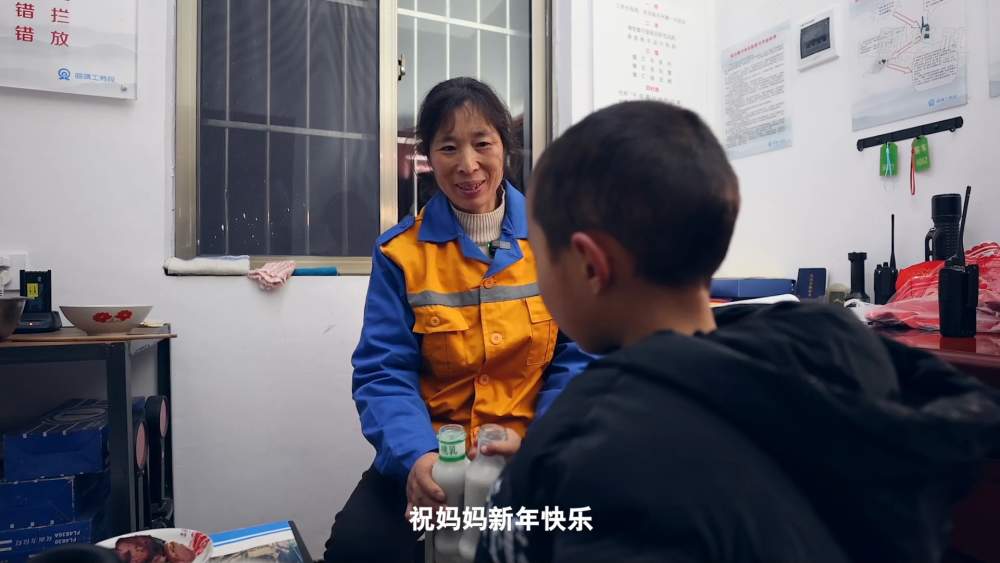 新春走基层|一家人 四百米 两顿团圆饭