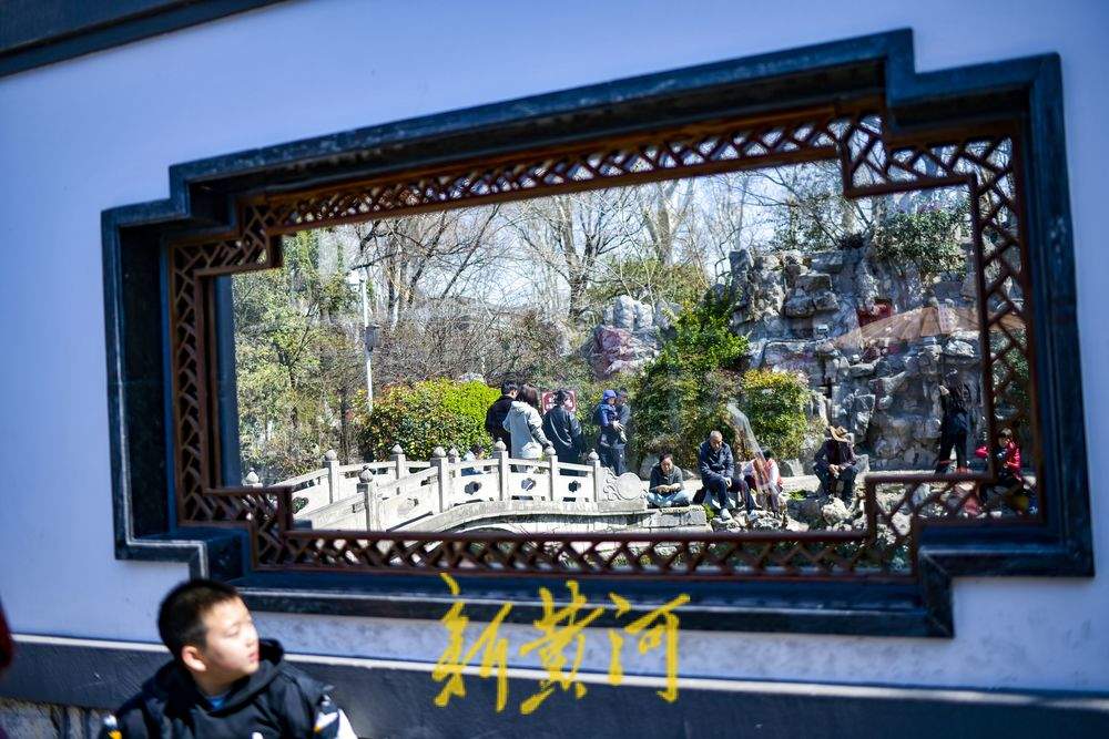 春色满园关不住，花红柳绿入窗来