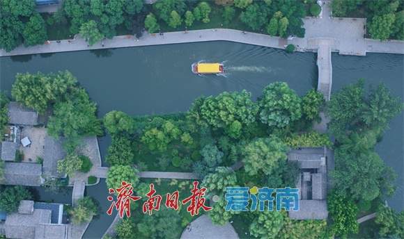 一年四季 泉在济南丨盛夏傍晚，游客乘船畅游大明湖享受自然凉