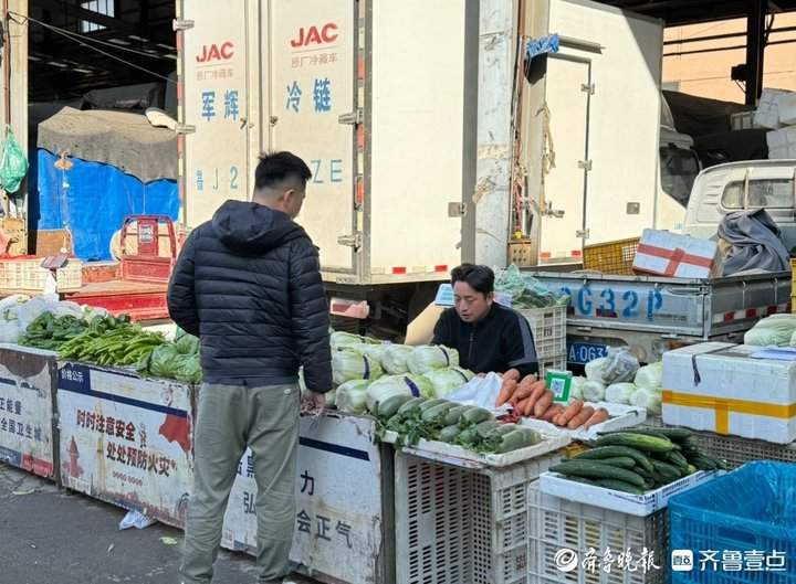 大白菜批发价每斤最低3毛钱，济南有商家日售上万棵