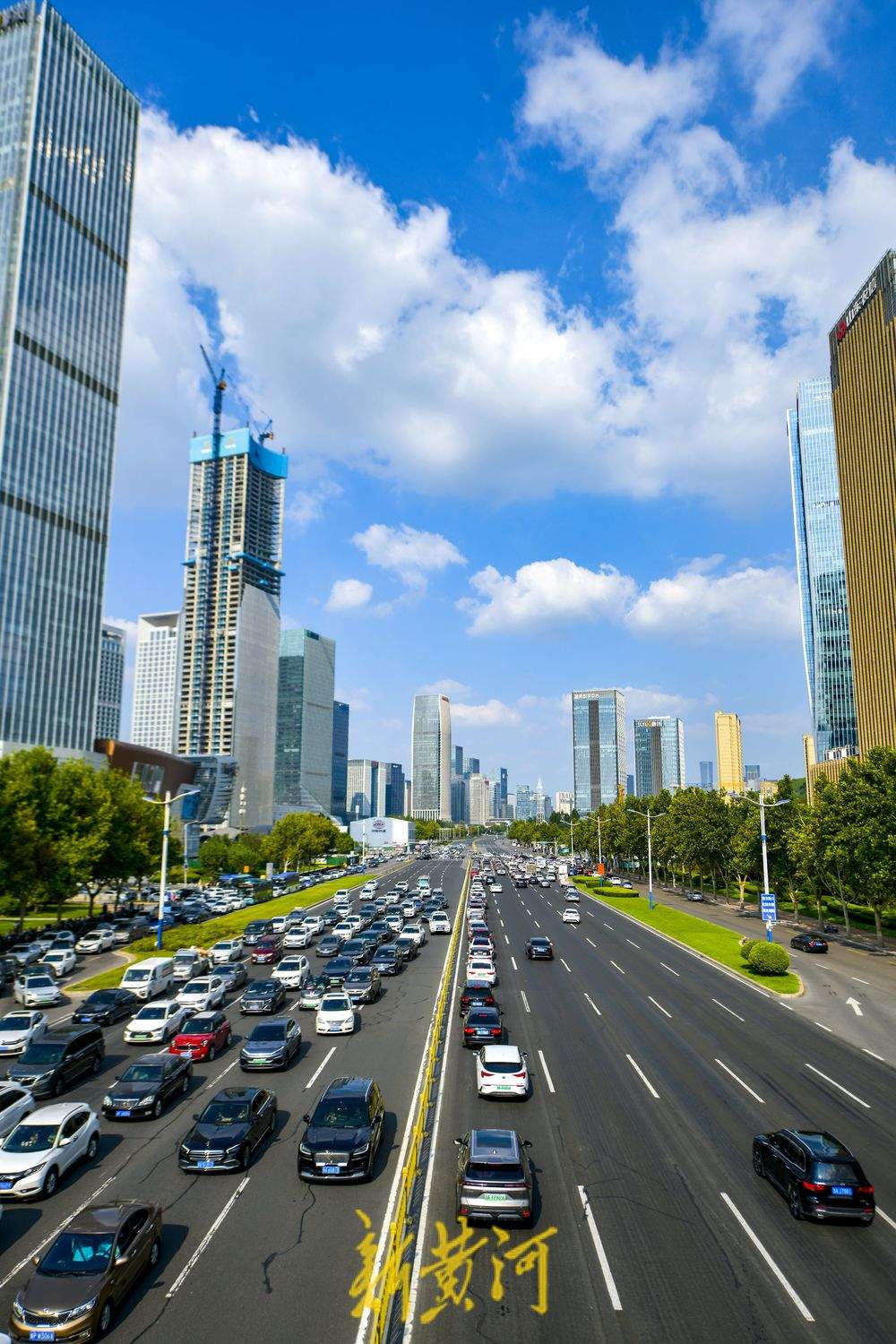 三伏天持续高温 “蒸”出水晶蓝