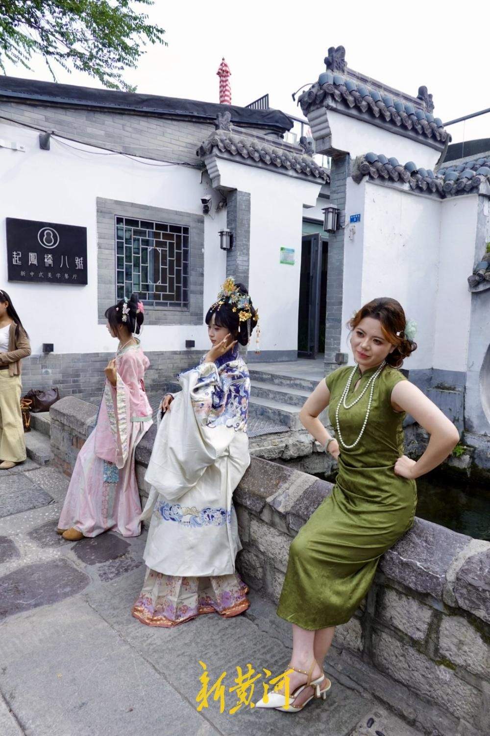 中秋假期后旅游热度不减，济南起凤桥街游客排队打卡