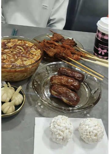 从“雪饼配牛奶”到“火锅+烤肉”  网友追更高中生出圈早餐