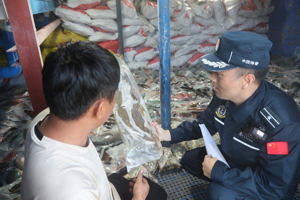 中国海警强化黄岩岛海域执法服务