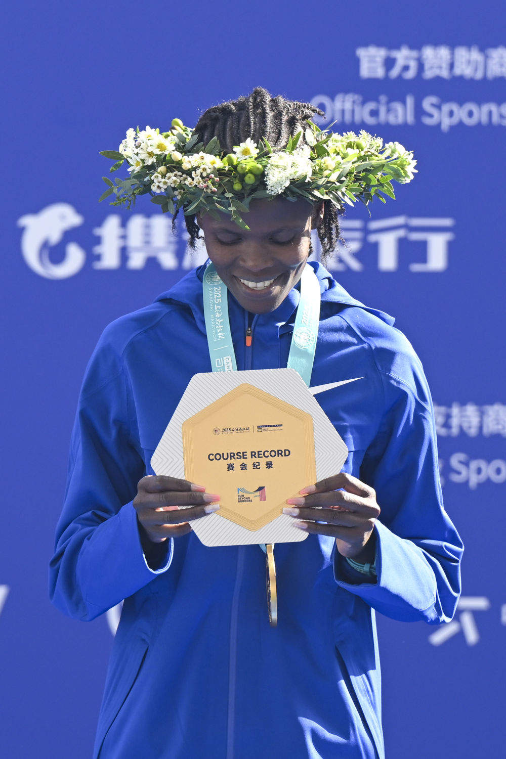 2025上海马拉松科斯盖刷新赛会女子纪录