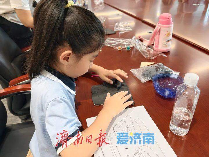 指尖复刻古面具 邂逅青铜千年韵