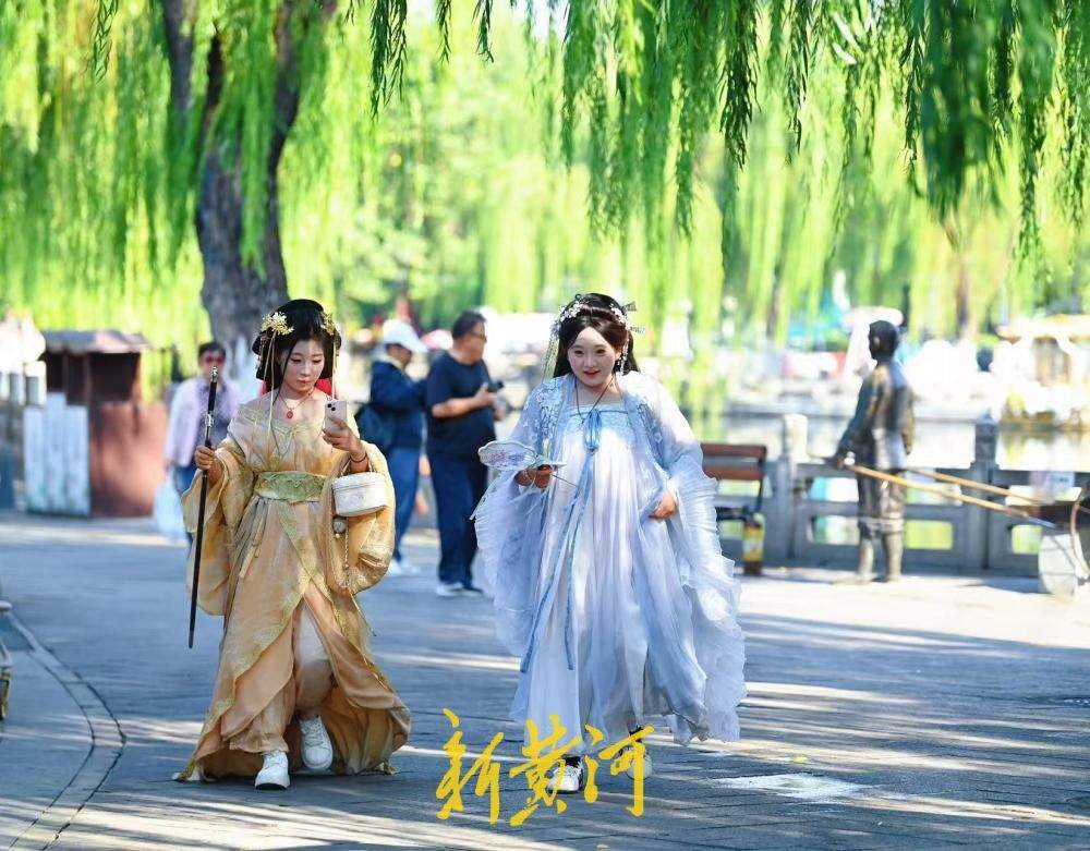国庆假期收官热度不退 济南明府城秋韵引客畅游