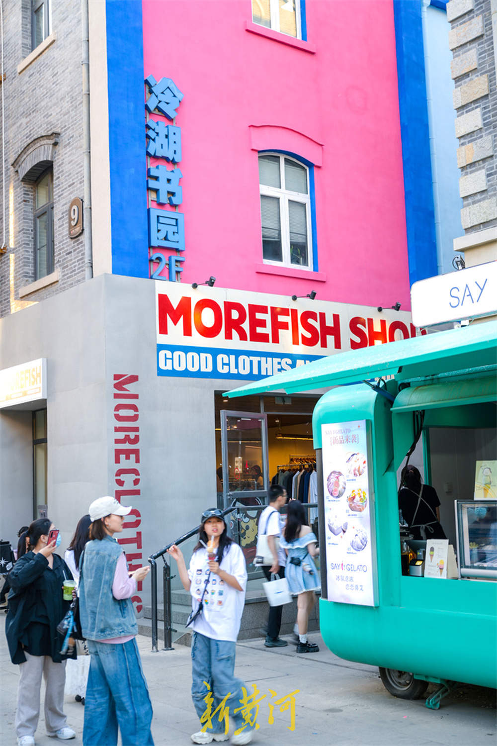 一年四季 泉在济南丨济南老商埠网红打卡点上新，复古建筑灰墙变身巨型画布