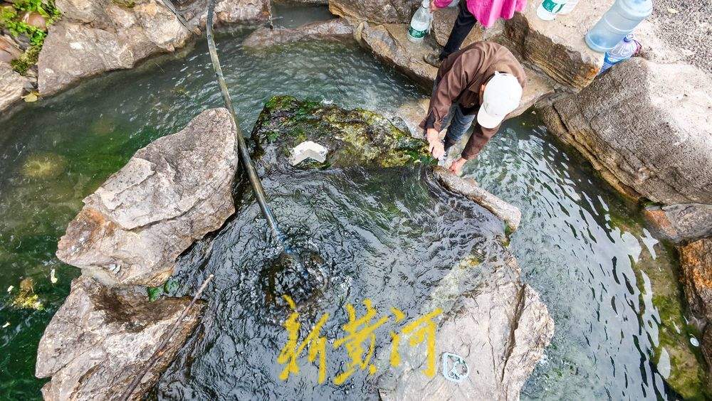 漂泉呈现“飞瀑流泉”景象，市民排队接泉水尽享甘甜