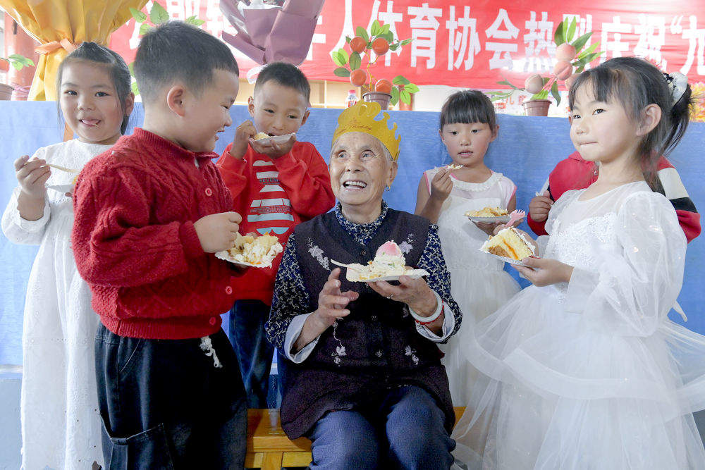 向着美好未来接续奋斗——全国两会传递信心与力量