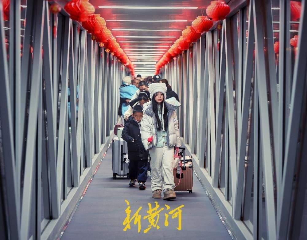 渤海海峡上演碧波上的春运