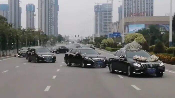 广东茂名10辆婚车在机动车道S形走位,交警:已接到报案,正在处理