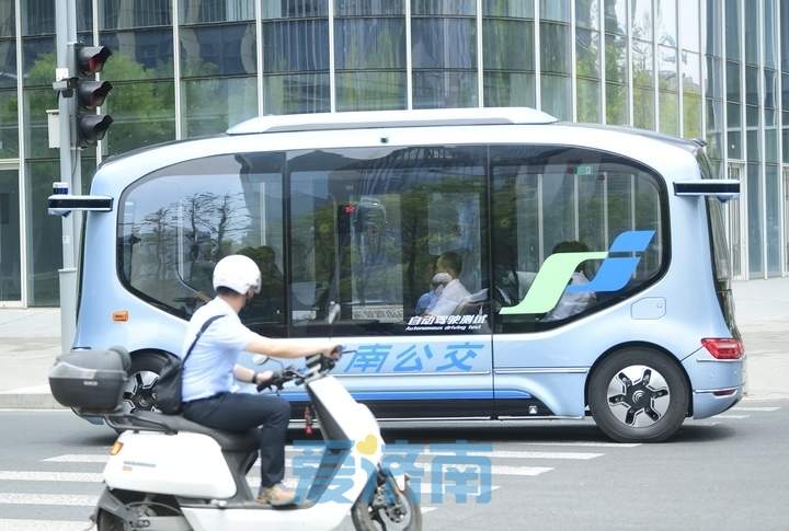 环绕“山、泉、湖、河、城”，济南自动驾驶公交车亮相中央商务区采集地图数据