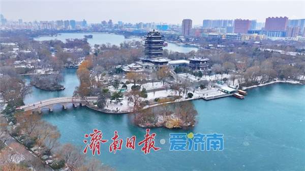 一年四季 泉在济南丨大雪纷飞覆泉城，大明湖畔绘冬韵