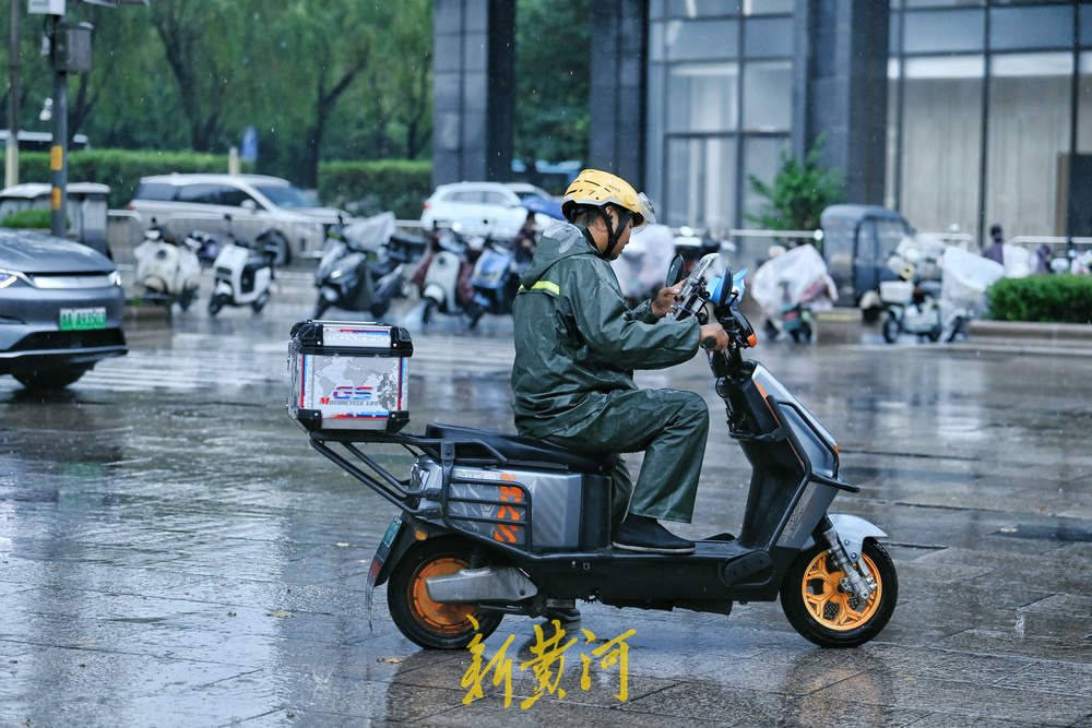 泉城大雨来袭 雨中外卖小哥奔波送餐
