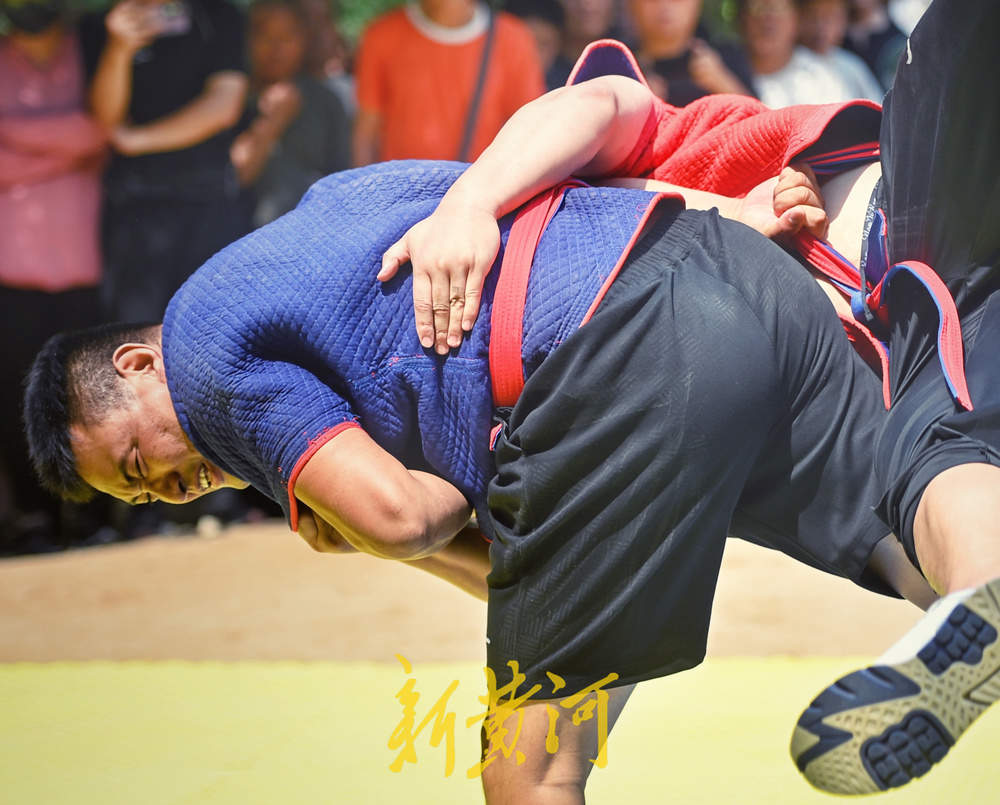 一“跤”高下，济南英雄山下再现摔跤名场面