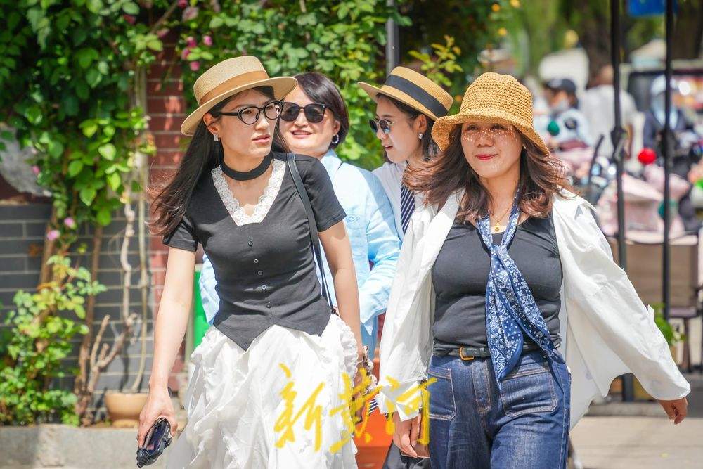 济南气温升至32℃，明府城游人换夏装出行