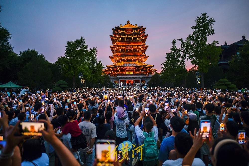 走红两年来，济南超然楼亮灯打卡持续火爆