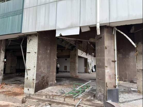 济南邮政大厦周围拉起围挡，开始升级改造