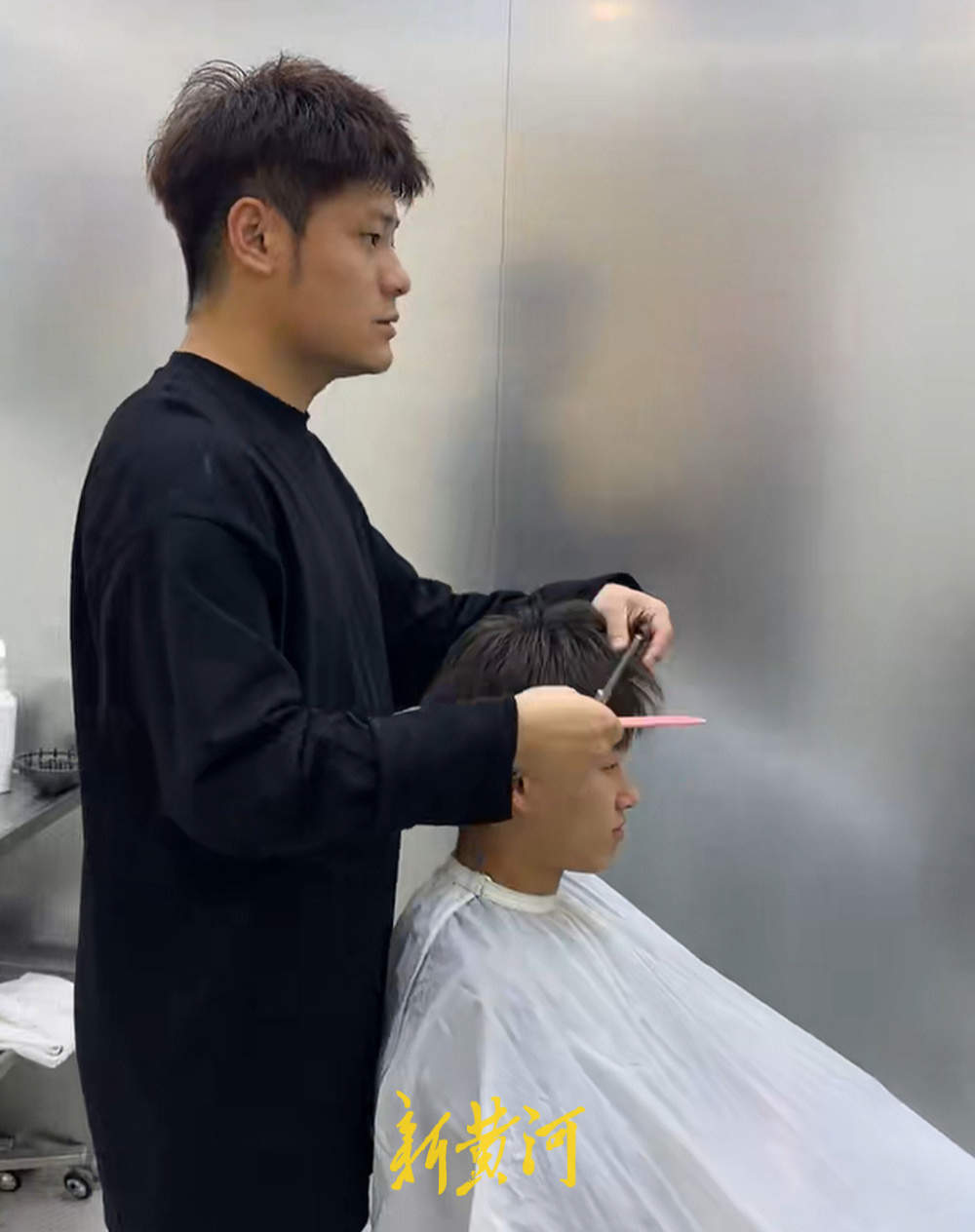 龙抬头里“剃龙头”:济南有理发店需提前3-4天预约,市民争讨好彩头