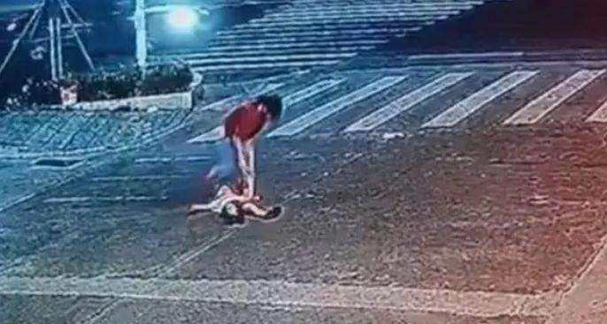 湛江一儿童闹脾气躺马路中间被轿车碾压,警方:孩子已就医,“没有很大问题”