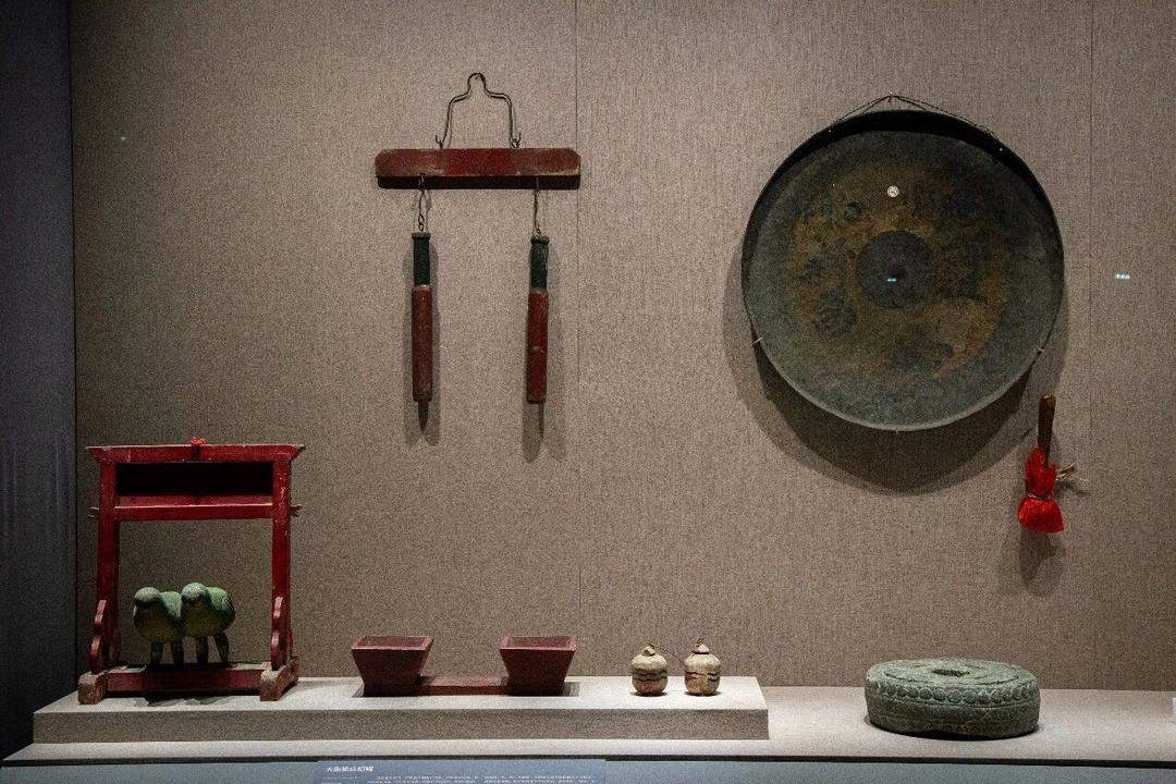 神似“奶龙”！山东博物馆这对木雕鹦鹉火了