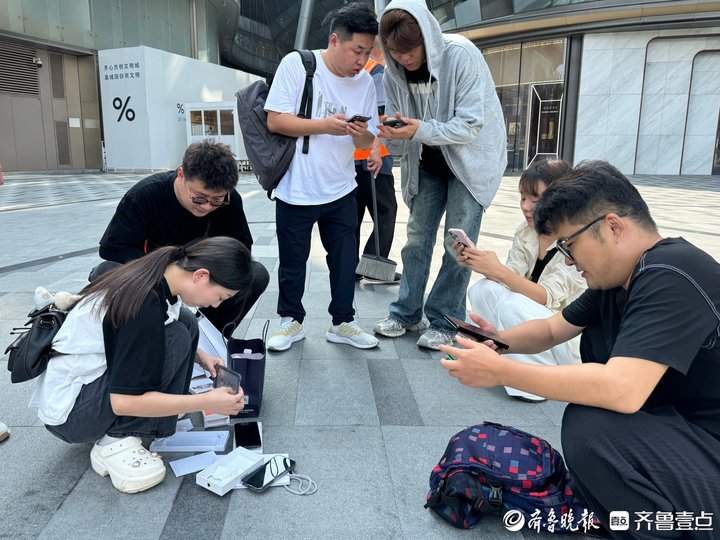 iPhone16系列正式发售首日，济南门店依旧排长队