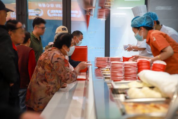 济南社区食堂织密15分钟便民生活圈——家门口的一餐热饭